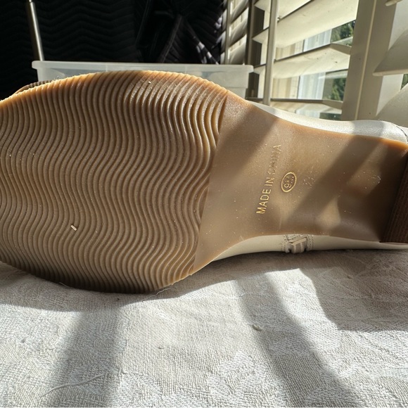 Beautiful new bone colored size 9 boots - Picture 4 of 5